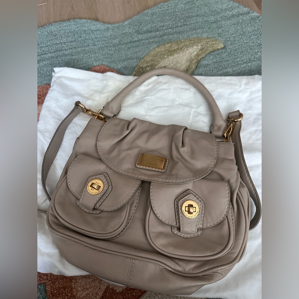 Marc Jacobs Elegant Taupe Leather Handbag